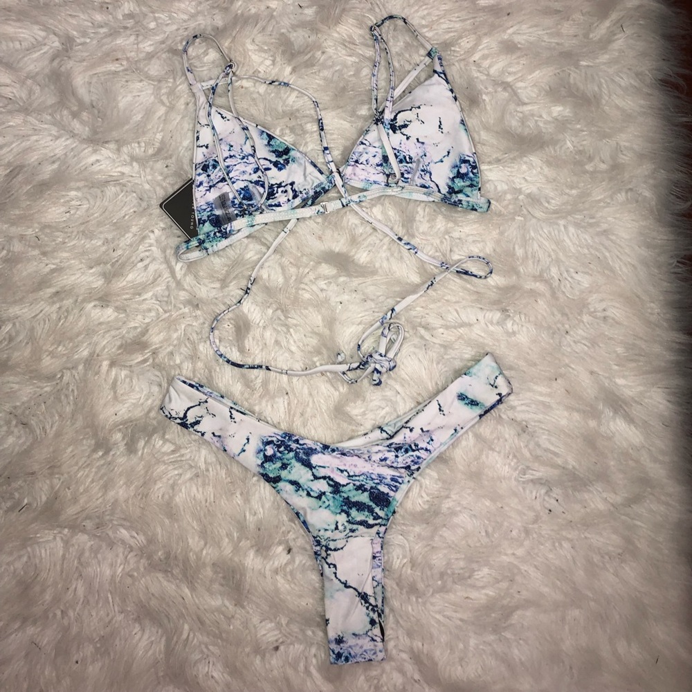 Bikini - Picture 3 of 3